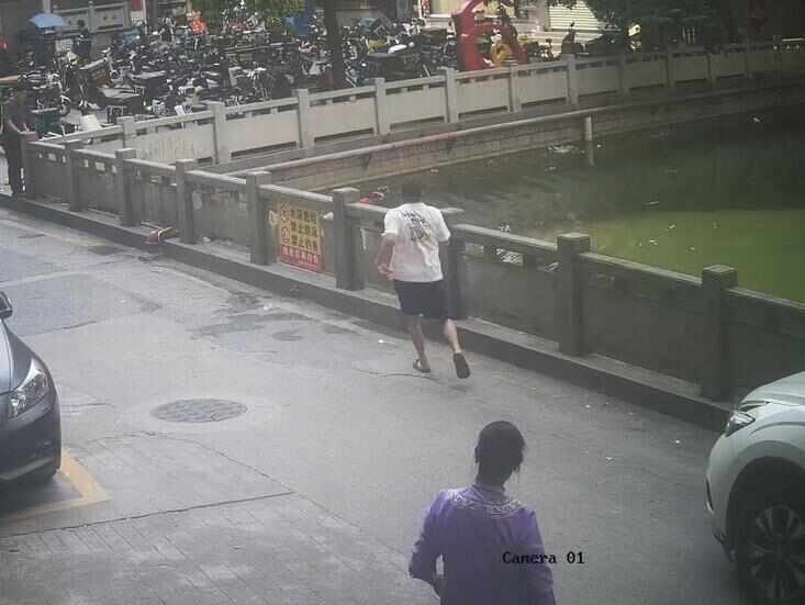  2分鐘救起兩名落水兒童！他說“只是做了應該做的事”